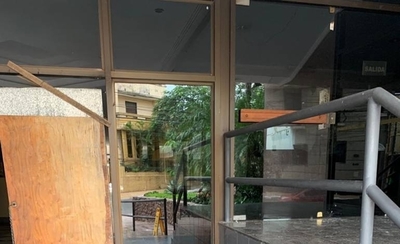 HOY / Destroza de 'onda' puerta de  vidrio de edificio: el drama de  enfermos mentales en calles