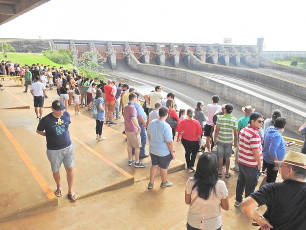 Itaipú recibe una gran afluencia de turistas en Semana Santa