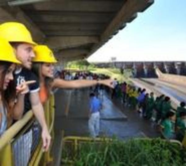 Familias paraguayas y extranjeras visitan Itaipú en Semana Santa - Paraguay.com