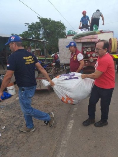 Bomberos llevaron aporte a pobladores de Nanawa - Nacionales - ABC Color