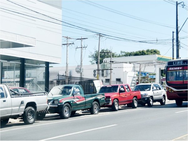 Ocupan banquinas del Acceso Sur como zonas de estacionamiento