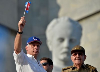 El castrismo sigue vigente a un año del “relevo” en Cuba - Edicion Impresa - ABC Color