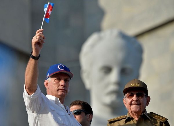 El castrismo sigue vigente a un año del “relevo” en Cuba - Edicion Impresa - ABC Color