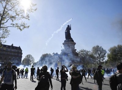 Franceses otra vez reclamaron ayer un mejor nivel de vida - Edicion Impresa - ABC Color