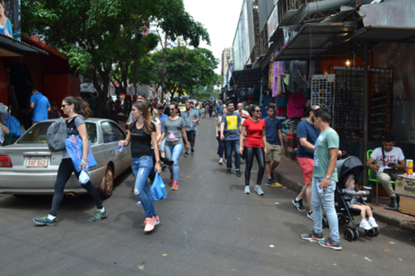 Hubo buena actividad en CDE durante Sábado de Gloria - ADN Paraguayo