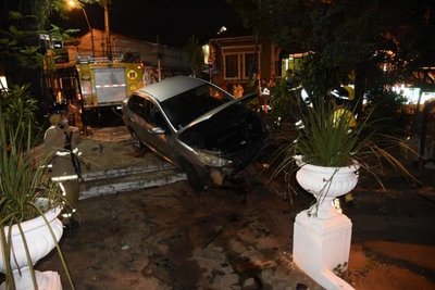 Joven ebrio chocó en la Catedral de San Lorenzo | Paraguay en Noticias
