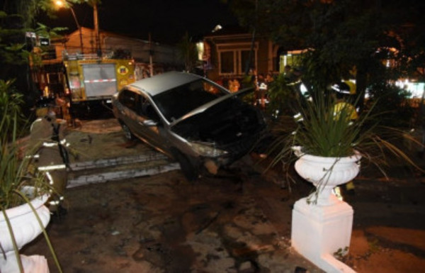 Ebrio al volante terminó en la Catedral - Radio 1000 AM
