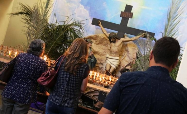Miles de devotos meditan en el popular recorrido de las 7 iglesias asuncenas | Paraguay en Noticias 