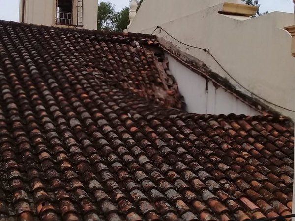 Se derrumbó parte del techo de la iglesia en Paraguarí - Nacionales - ABC Color