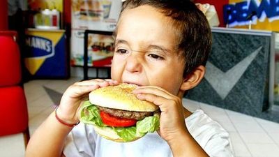 “Comida chatarra” causa enfermedades crónicas en jóvenes