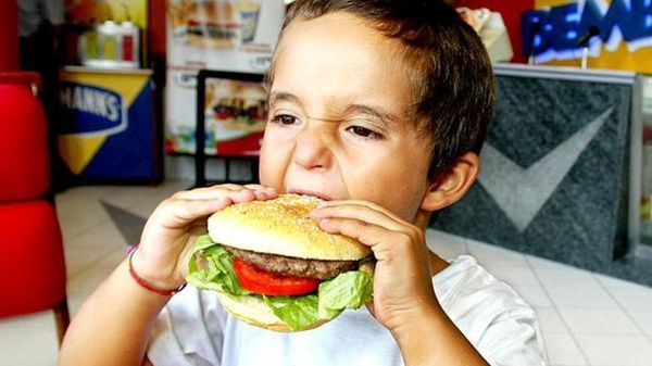 “Comida chatarra” causa enfermedades crónicas en jóvenes