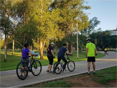 Ciclistas enseñan a andar en bicicleta gratis en Ñu Guasu | Paraguay en Noticias 