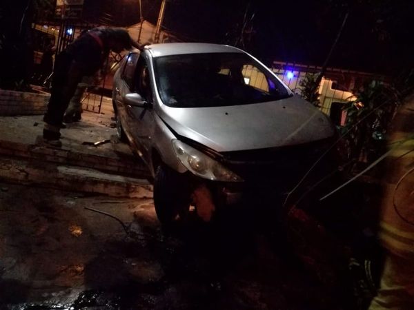 Ebrio al volante derribó portón de la Catedral de San Lorenzo | Paraguay en Noticias 