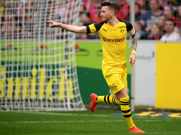 Dortmund golea al Friburgo y acecha al puntero