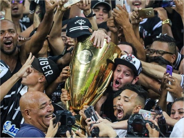 Corinthians conquista el título de Sao Paulo y Flamengo el de Río