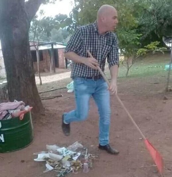 Intendente limpió basura que dejaron los turistas