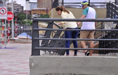 Barandas “nuevas” ya están rotas - Edicion Impresa - ABC Color