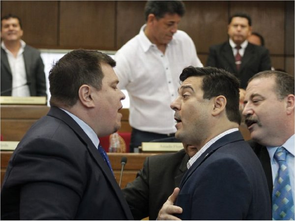 PLRA no encuentra su norte y profundiza su descomposición