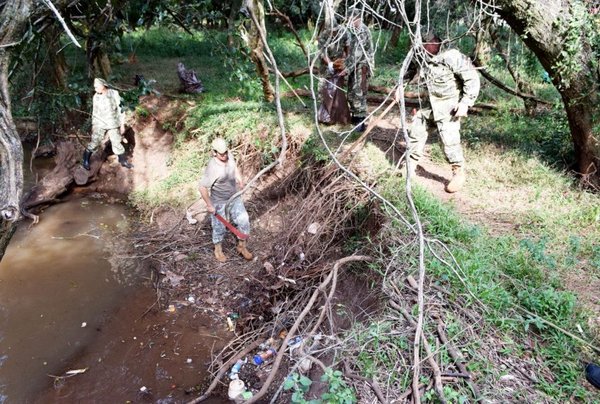 La cuenca del arroyo Potîy está convertida en vertedero de basuras - Edicion Impresa - ABC Color