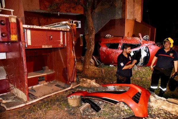 Tras dar ocho vueltas, auto fue a parar contra edificio de Bomberos Voluntarios - Edicion Impresa - ABC Color