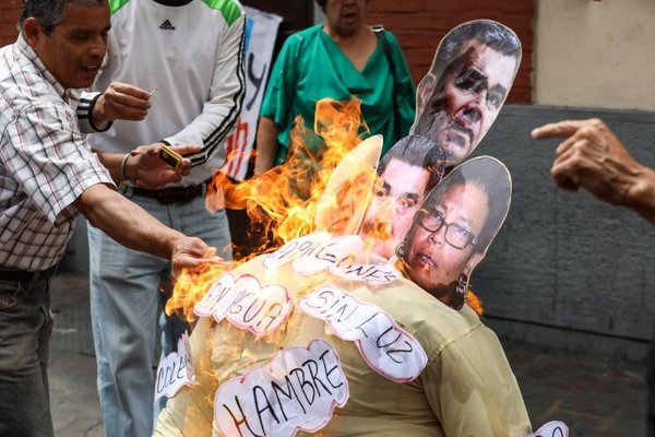 Trump, Maduro y Guaidó ardieron en quema de Judas en Venezuela - Internacionales - ABC Color