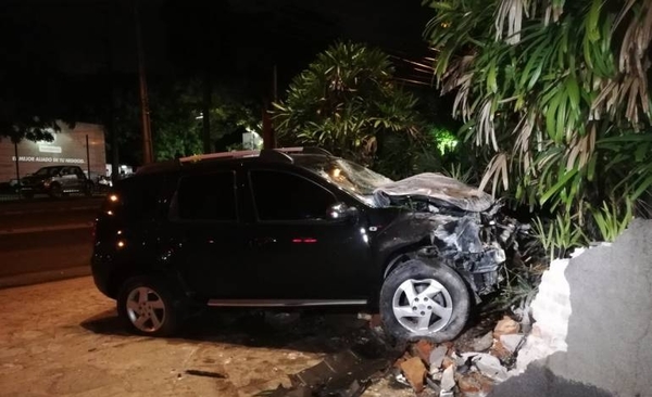 HOY / Iba a 80 Km/h sobre Mariscal López y chocó contra una vivienda