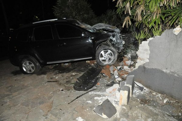 Pierde el control de su camioneta y choca contra casa - Nacionales - ABC Color