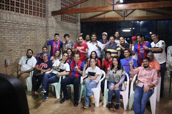 Candidato colorado intensifica campaña en barrios periféricos - ADN Paraguayo