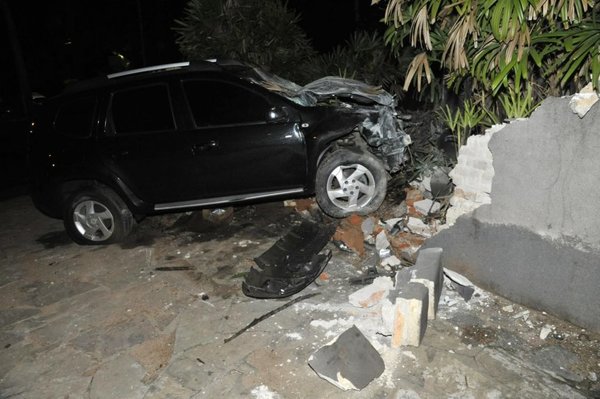 Pierde el control de su camioneta y choca contra casa | Paraguay en Noticias