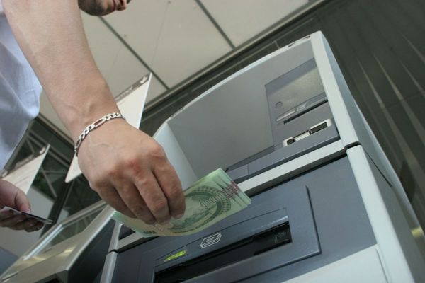 Clonadores de tarjetas roban Gs. 12 millones a una mujer | Paraguay en Noticias