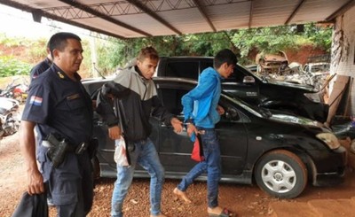 Aprehendidos tras asaltar a vendedora de comidas y chocar en la huida