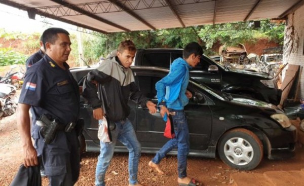 Aprehendidos tras asaltar a vendedora de comidas y chocar en la huida