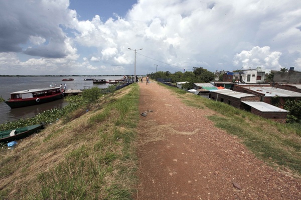 Río Paraguay continúa creciendo en Alberdi, pero aún está lejos de superar altura del muro - ADN Paraguayo