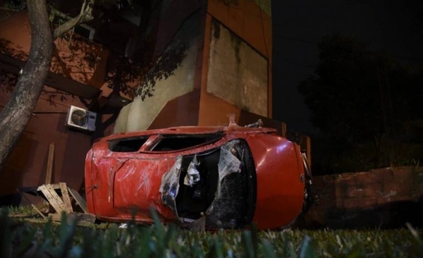 VIDEO| Vehículo dio más de 6 vueltas pero ocupantes se salvaron | Paraguay en Noticias