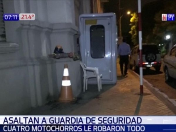 Con pistola y estoque, cuatro motochorros asaltan a un guardia