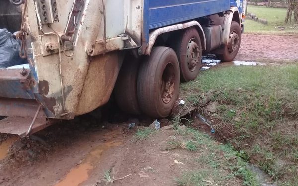 Camión recolector destruye alcantarillado y vecinos urgen reparación