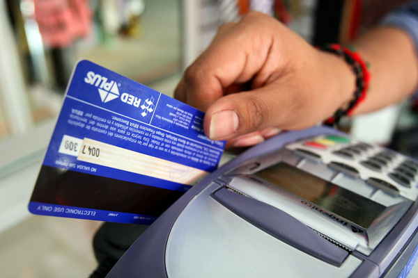 Bancos mejoran ingresos por tarjetas de crédito