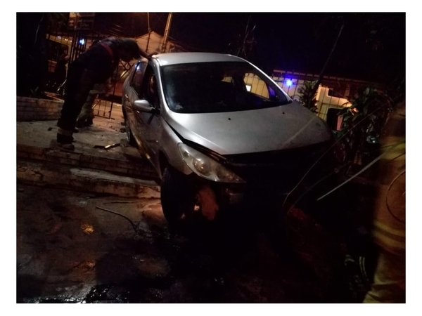 Ebrio chocó contra la reja de la Catedral de San Lorenzo