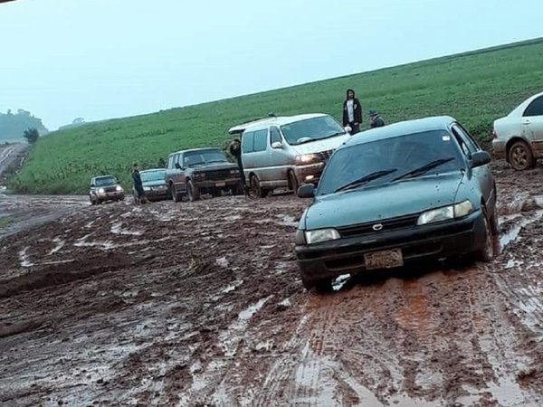 Vehículos quedan varados en camino de barro