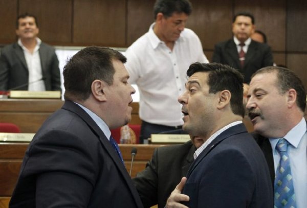 PLRA no encuentra su norte y profundiza su descomposición