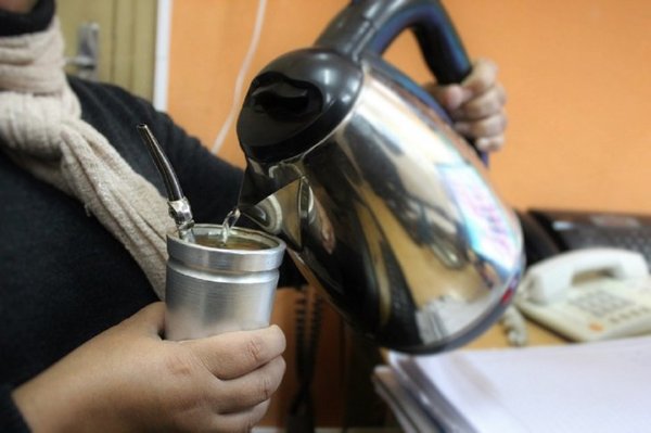 Salud alerta sobre riesgos de beber mate muy caliente