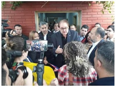 Doñas de tercera edad abuchearon a Marito por falta de medicamentos