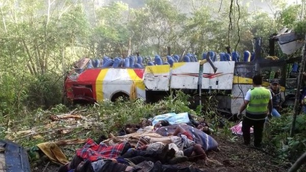 Al menos 17 muertos al chocar y caer por un barranco un autobús en Bolivia » Ñanduti