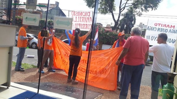 Comisión Escrache exige la destitución del contralor - Nacionales - ABC Color
