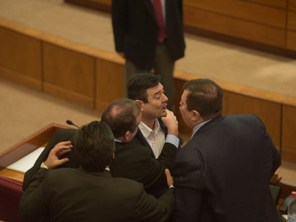 Buzarquis muestra declaración jurada e insta a Dionisio Amarilla a hacer lo mismo | Paraguay en Noticias