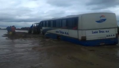 Vehículos llegan a Alberdi con ayuda de tractores - Nacionales - ABC Color