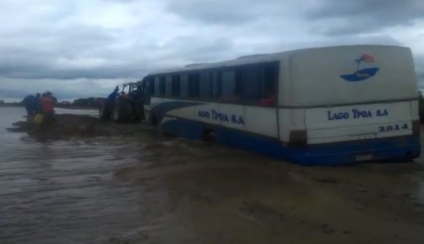 Vehículos llegan a Alberdi con ayuda de tractores | Paraguay en Noticias