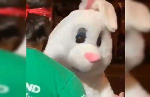 Conejo de Pascua protagoniza brutal pelea callejera para defender a una mujer - C9N