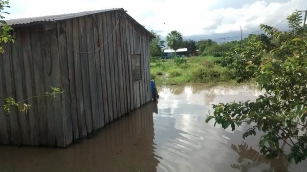 Viviendas inundadas en María Auxiliadora tras copiosa lluvias | Paraguay en Noticias