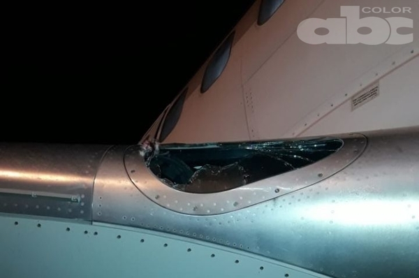 Ave chocó contra faro de aeronave que aterrizaba | Paraguay en Noticias